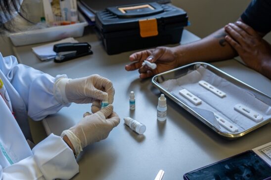 Taboão da Serra realiza a Campanha Julho Amarelo de prevenção à hepatites virais com testes rápidos e vacinas nas 13 UBSs