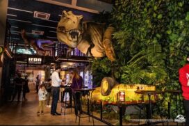 Dinossauro no meio do salão: personagem do filme clássico é a atração principal do ambient