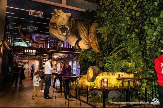 Dinossauro no meio do salão: personagem do filme clássico é a atração principal do ambient