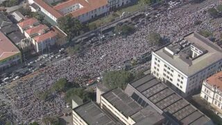 A marcha reuniu uma multidão em torno dos carros de som