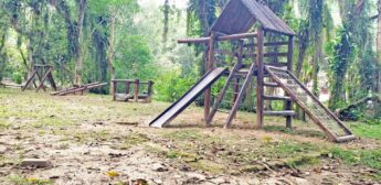 Uma das novidades é a passarela com acessibilidade até a piscina natural, além do novo playground com vários brinquedos, no Poço das Antas