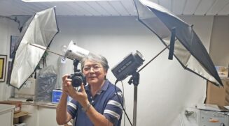 O comerciante Sérgio Atsushi Omuro, de 70 anos, é um dos pioneiros a trabalhar com a fotografia e a revelação de filmes em Itanhaém