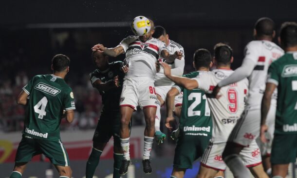 Patrick sobe de cabeça contra o Goiás no Morumbi: jogo terminou com empate por 3 a 3