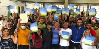 Entrega da escritura definitiva para mais 350 família