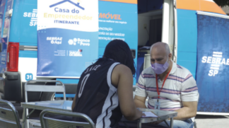 Atendimento na unidade móvel da Casa do Empreendedor de Taboão da Serra