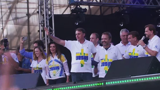 Presidente Jair Bolsonaro sobe ao palco da Marcha Para Jesus em 2019