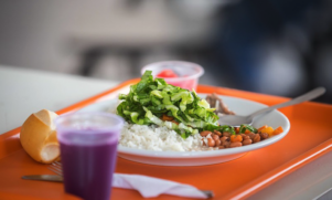 O almoço será servido entre as 11h e as 13h30
