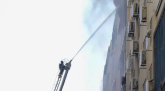 Bombeiros atuam contra incêndio em prédio no centro de SP
