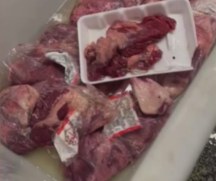 Carnes foram colocadas em cloro a pedido de cliente após encontrar larvas em uma peça compra em mercado no Centro de Itanhaém