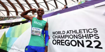 Aos 22 anos de idade, ele marcou o tempo de 46s29, o terceiro melhor da história da prova