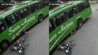Motociclista é salvo por capacete após cair embaixo de ônibus; assista