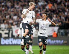 Corinthians vence bem e se reaproxima da liderança