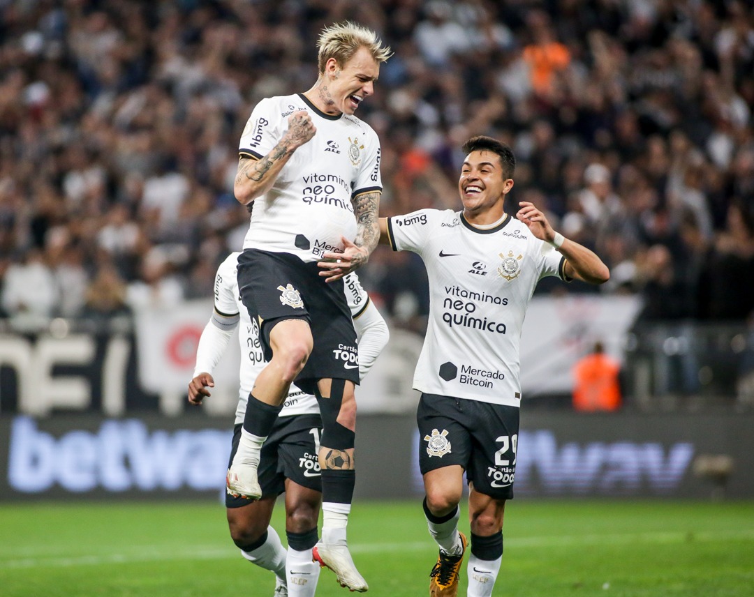 Corinthians vence bem e se reaproxima da liderança
