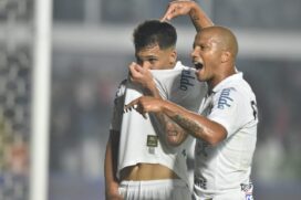 Sob olhares do novo técnico, o Peixe vence na Vila