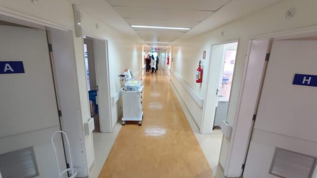 Entre os sintomas, que podem durar de um dia até uma semana, estão diarreia líquida, náusea, vômito, cólica abdominal e febre