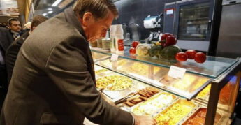 Bolsonaro almoça em buffet em Davos
