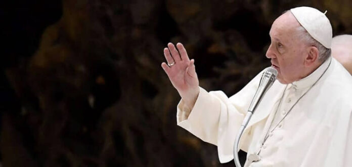 Papa Francisco faz orações durante encontro com religiosos franceses, em salão do Vaticano