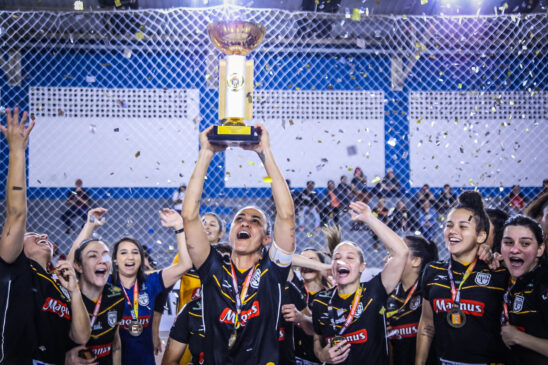 Equipe Taboão Magnus levanta a taça de tetracampeã do Paulista de Futsal Feminino