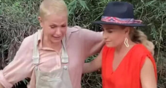 Xuxa saindo do mato após fazer 'número 2'; brincadeira entre as duas