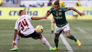 O primeiro tempo teve o Palmeiras tomando iniciativa e criando mais oportunidades