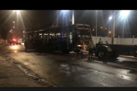 Criminosos colocaram fogo em um ônibus da Next nesta madrugada, quando o coletivo circulava pela região da Avenida Humberto Castelo Branco, em São Bernardo do Campo