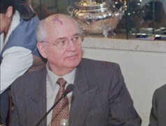 O ex-presidente da URSS, Mikhail Gorbatchov durante debate no Hotel Sheraton