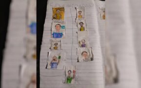 No caderno de João, pintado com o fundo amarelo, o desenho de Neymar sorri, ao lado de craques como Messi, Gabriel Jesus e até o Pelé