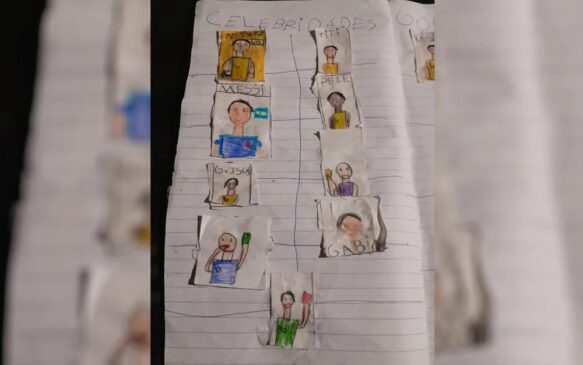 No caderno de João, pintado com o fundo amarelo, o desenho de Neymar sorri, ao lado de craques como Messi, Gabriel Jesus e até o Pelé