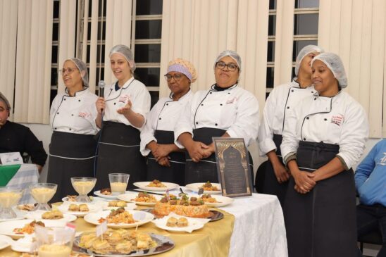 Alunos da Escola de Gastronomia apresentam para jurados em Show de Talentos técnicas que aprenderam em curso
