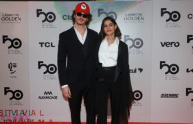 A atriz Julia Dalavia, 24, assumiu publicamente o namoro com o ator João Vithor Oliveira, 27.
