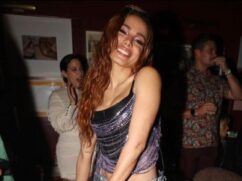 Anitta comemora após VMA 2022.