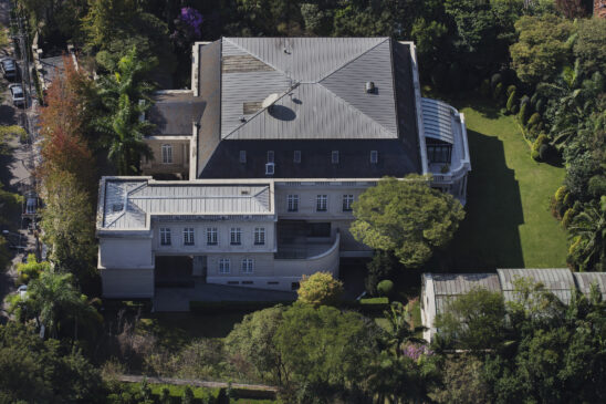 A demanda por casas que possuem mais opções de lazer, como piscinas, jardins e churrasqueiras, têm mantido registro de alta, mesmo ao longo da pandemia de Covid-19