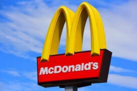 O McDonald's foi condenado a indenizar uma cliente no valor de R$ 10 mil após ela morder um curativo com supostas manchas de sangue que estava dentro de um lanche