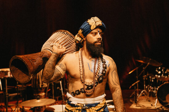 O percussionista Diogo Alves apresenta suas composições em "Um Canto Para Meus Ancestrais".