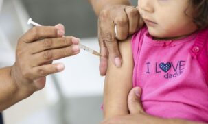 A imunização nesta faixa etária será feita com as doses da Pfizer baby, vacina da fabricante Pfizer indicada para o público mais jovem.