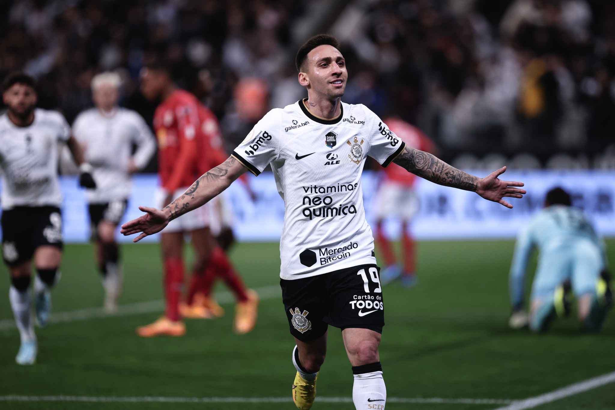 Gustavo Mosquito marca e Corinthians se aproxima dos líderes