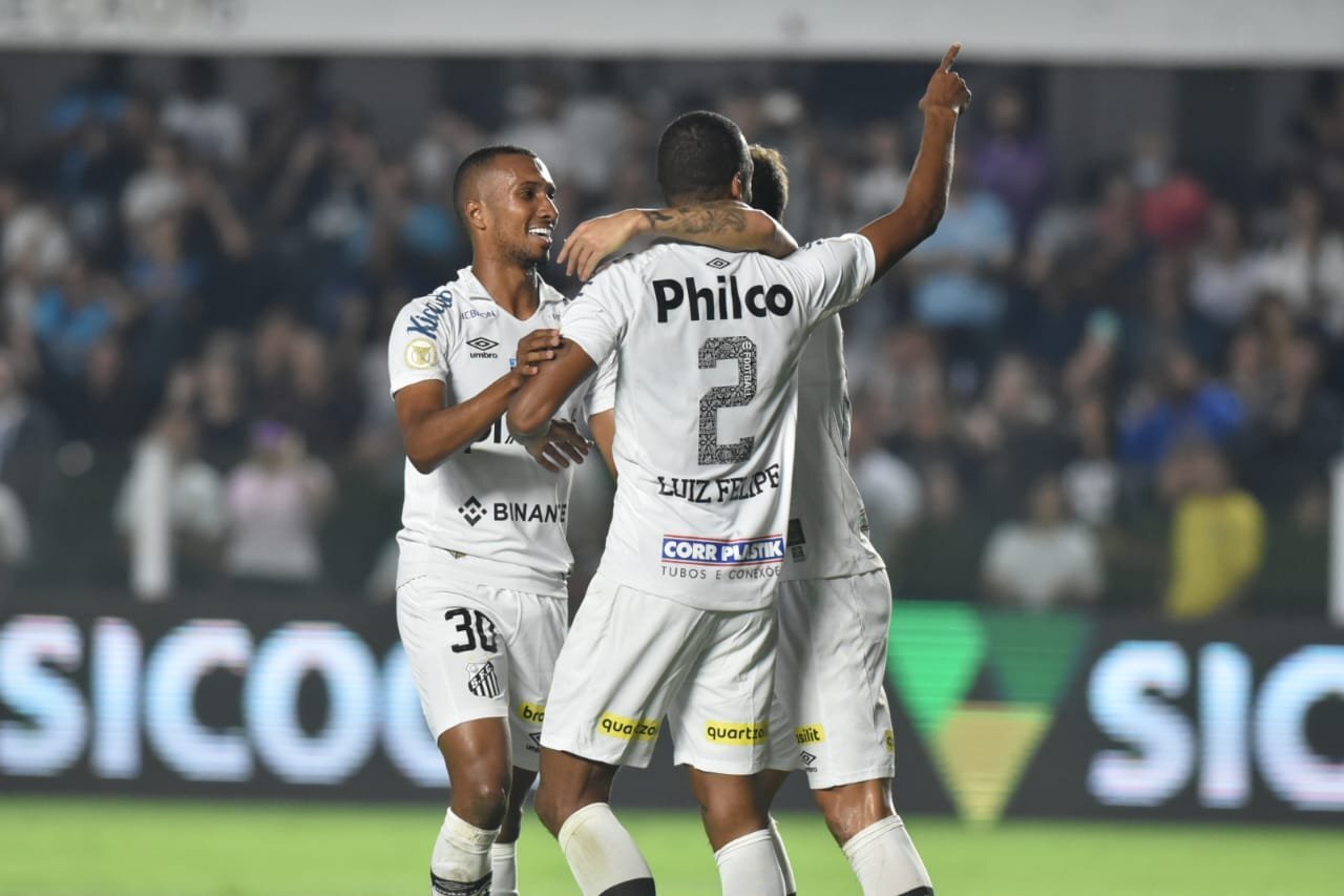 Santos empata no fim e se mantém no meio da tabela
