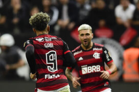 Flamengo ganha do Corinthians em São Paulo e leva decisão pra casa