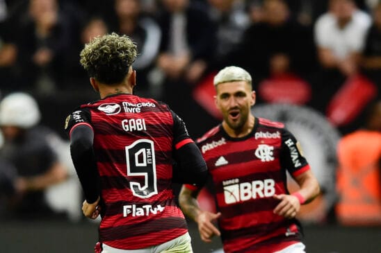 Flamengo ganha do Corinthians em São Paulo e leva decisão pra casa
