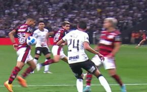 Os árbitros de campo e de vídeo viram o braço de João Gomes, do Flamengo, como em movimento natural em lance do primeiro gol rubro-negro