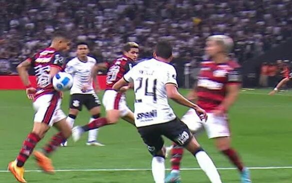 Os árbitros de campo e de vídeo viram o braço de João Gomes, do Flamengo, como em movimento natural em lance do primeiro gol rubro-negro