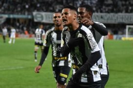 Santos decide no fim e vence o Coritiba