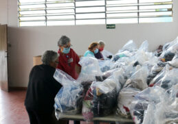 O Fundo Social de Solidariedade de Itapecerica da Serra (FUSSIS) fez a doação de kits com roupas e sapatos.