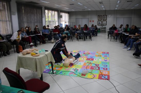 Professores de Itapecerica recebem treinamento para conseguirem prestar os primeiros socorros em alunos