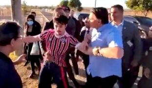 Bolsonaro se irritou na manhã desta quinta-feira (18) com um manifestante e tentou arrancar seu celular à força