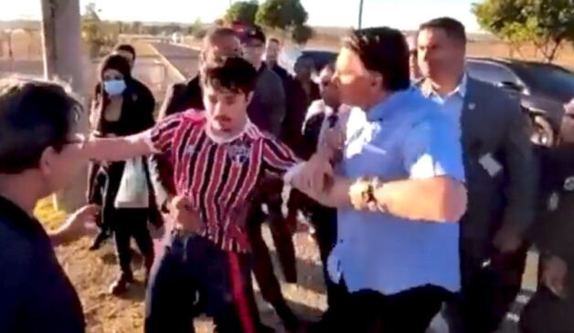 Bolsonaro se irritou na manhã desta quinta-feira (18) com um manifestante e tentou arrancar seu celular à força