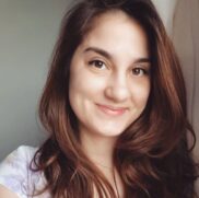 A escritora Julia Braga começou a carreira postando suas histórias na internet.