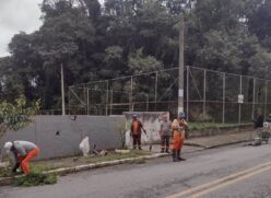 Ruas, praças, vielas e equipamentos públicos de Itapecerica da Serra recebem limpeza e zeladoria