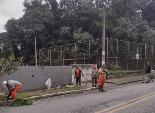 Ruas, praças, vielas e equipamentos públicos de Itapecerica da Serra recebem limpeza e zeladoria