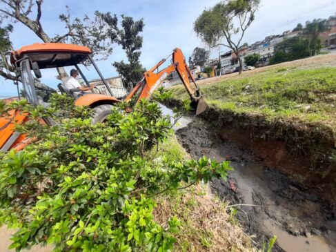 Novo maquinário para reforçar serviços de zeladoria pela cidade de Itapecerica da Serra.